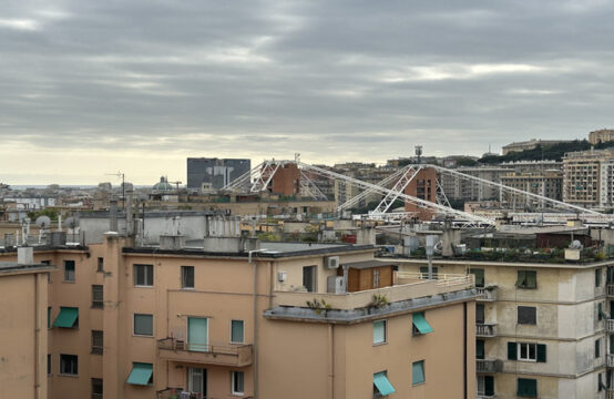 5 Vani da ristrutturare con Balconata e Vista Aperta